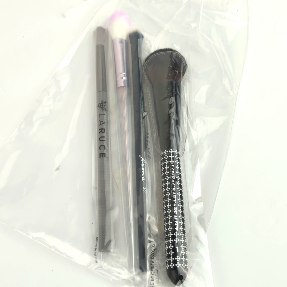 4pc. Assorted Makeup Brushes New Without Box